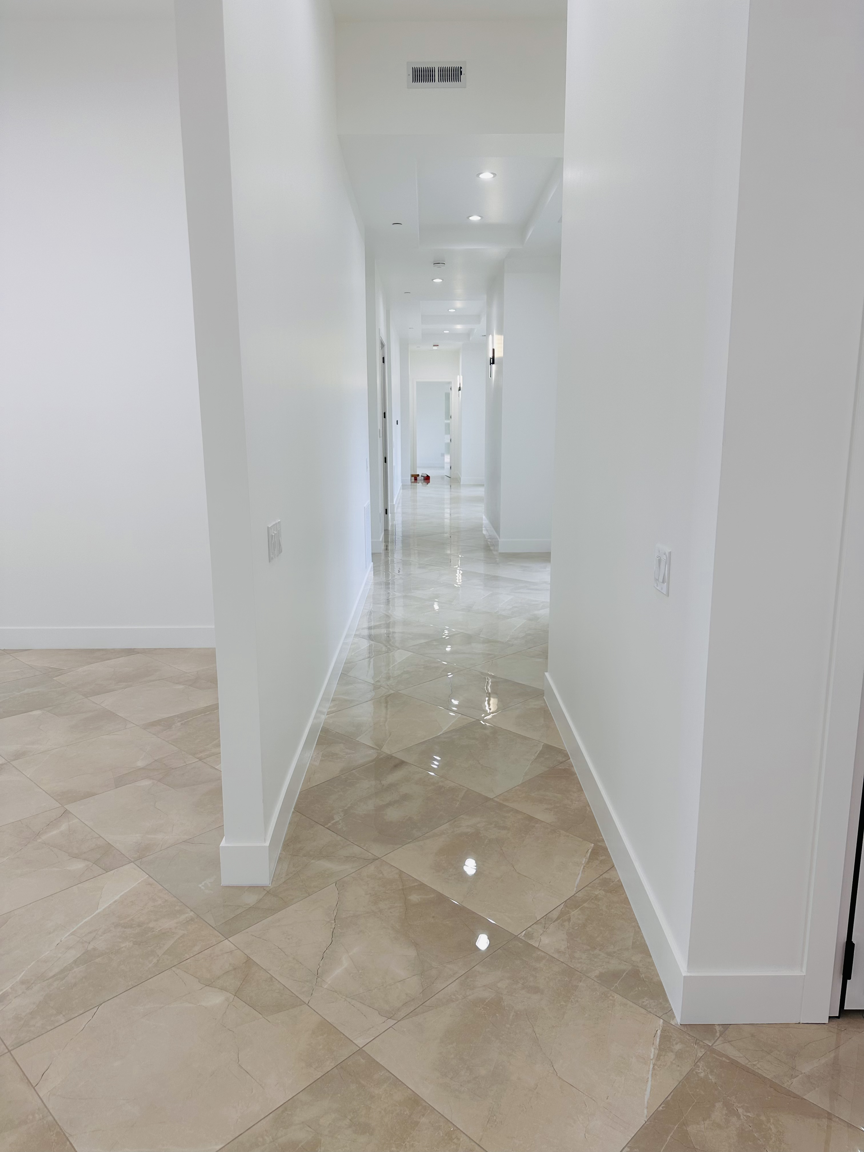 New build in Salem - tile throughout the house, 4,500 sqft, 24x24 - Photo 5